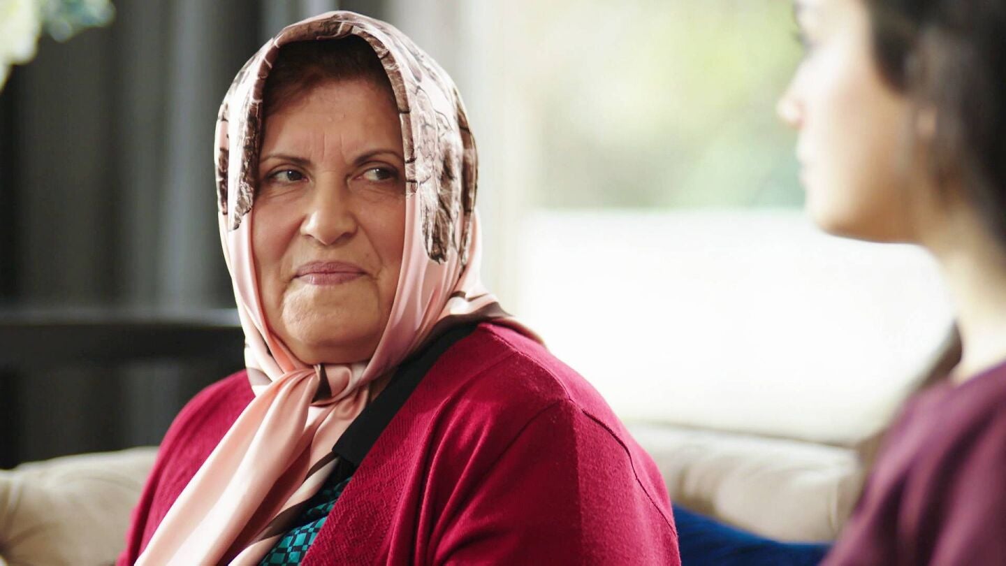 La tía Fatma pone en una situación comprometida a Reyhan
