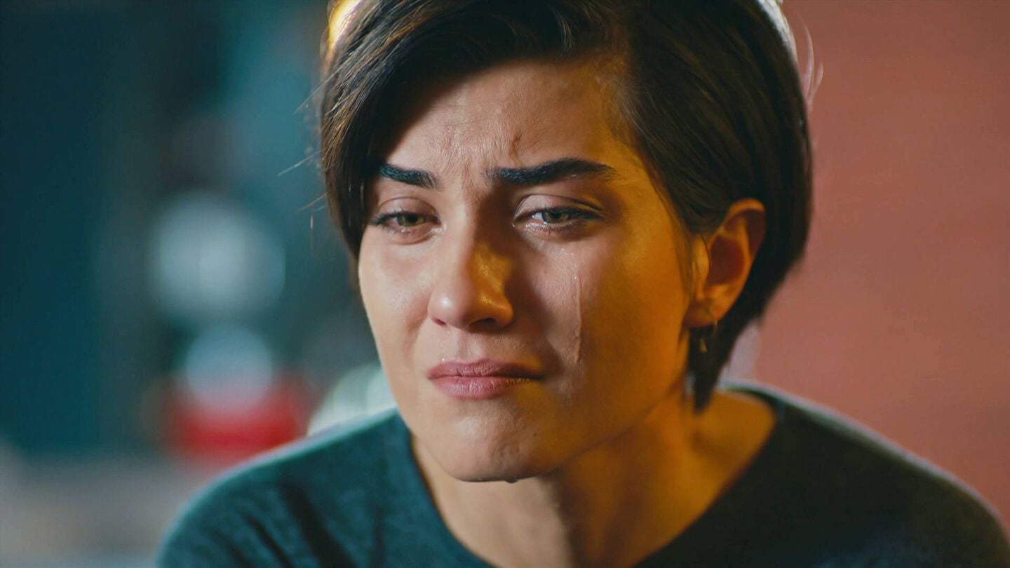 Sühan reconoce a su amiga Sirin que está enamorada de Cesur
