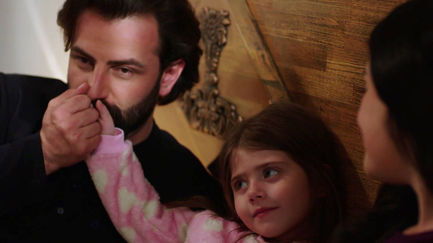 Masal convence a Emir y Reyhan para que duerman juntos 