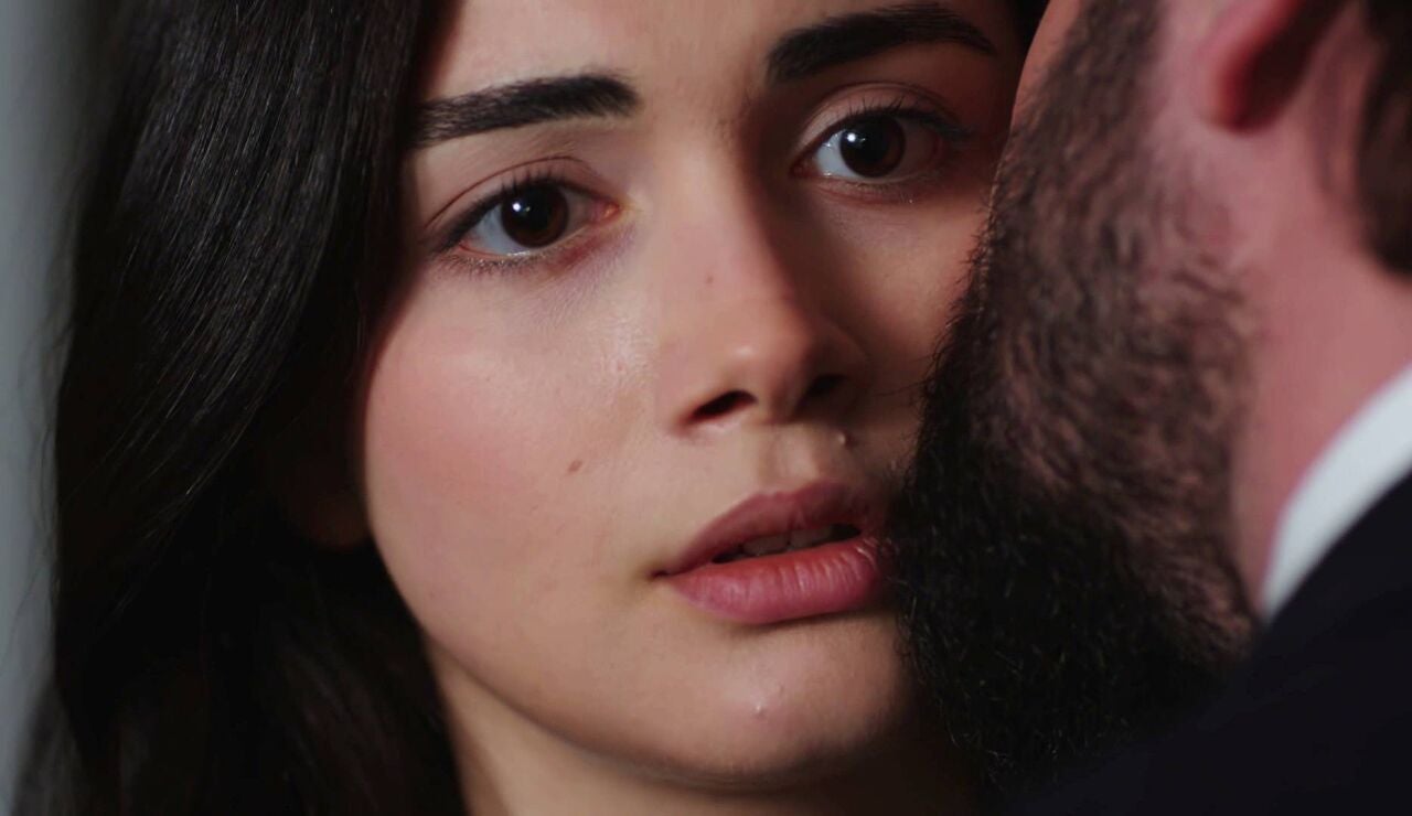 Reyhan se ilusiona con Emir sin saber que &eacute;l est&aacute; fingiendo que est&aacute; enamorado de ella 