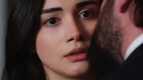 Reyhan se ilusiona con Emir sin saber que él está fingiendo que está enamorado de ella Reyhan se ilusiona con Emir sin saber que él está fingiendo que está enamorado de ella