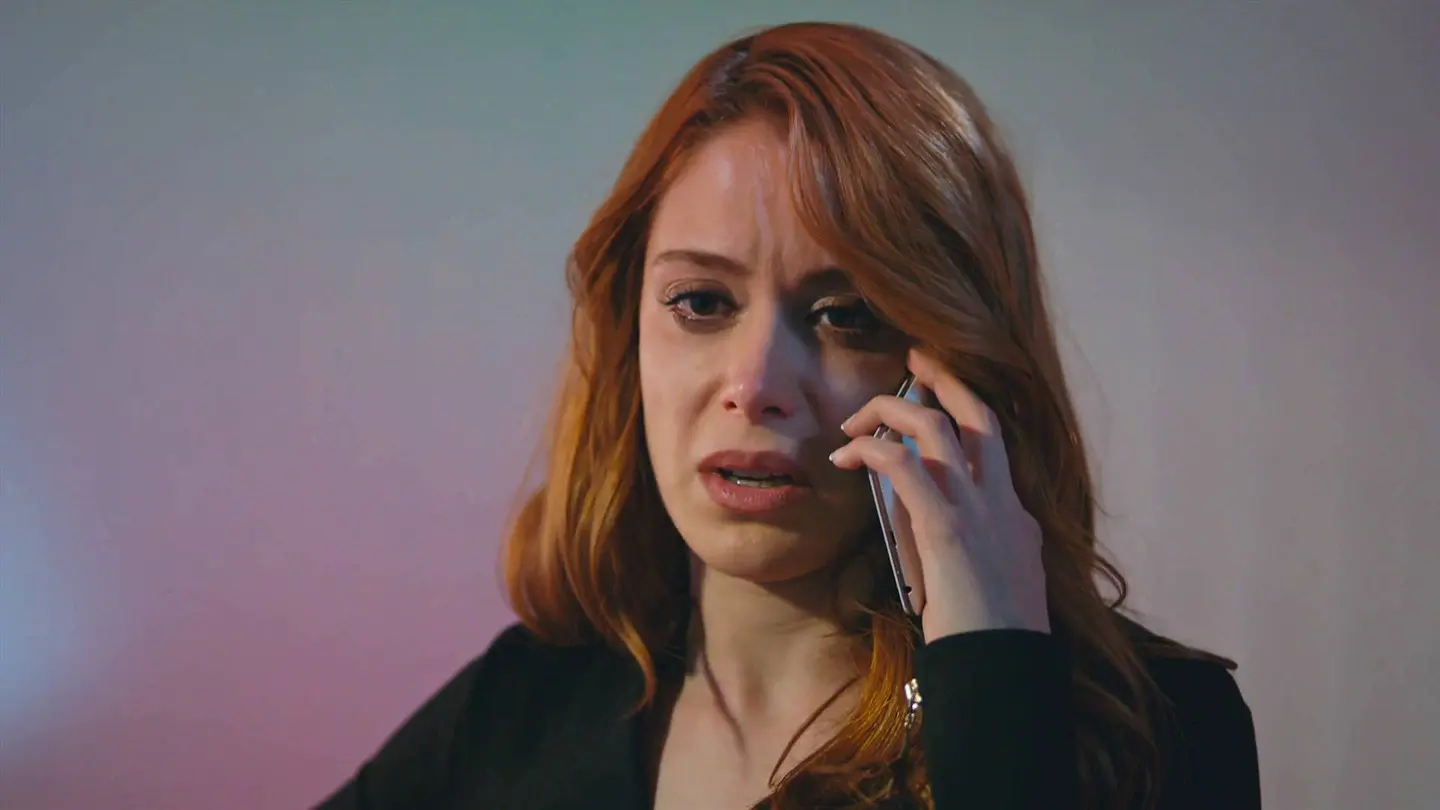 Banu está muy dolida con Sühan por haberse casado con Cesur Banu está muy dolida con Sühan por haberse casado con Cesur