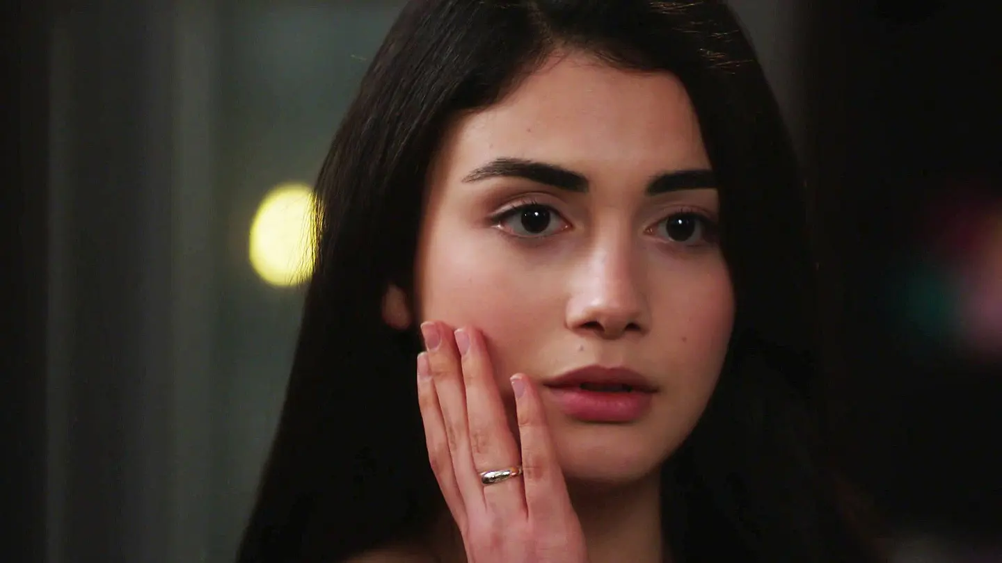 Reyhan se ilusiona con el beso que Emir le da Reyhan se ilusiona con el beso que Emir le da