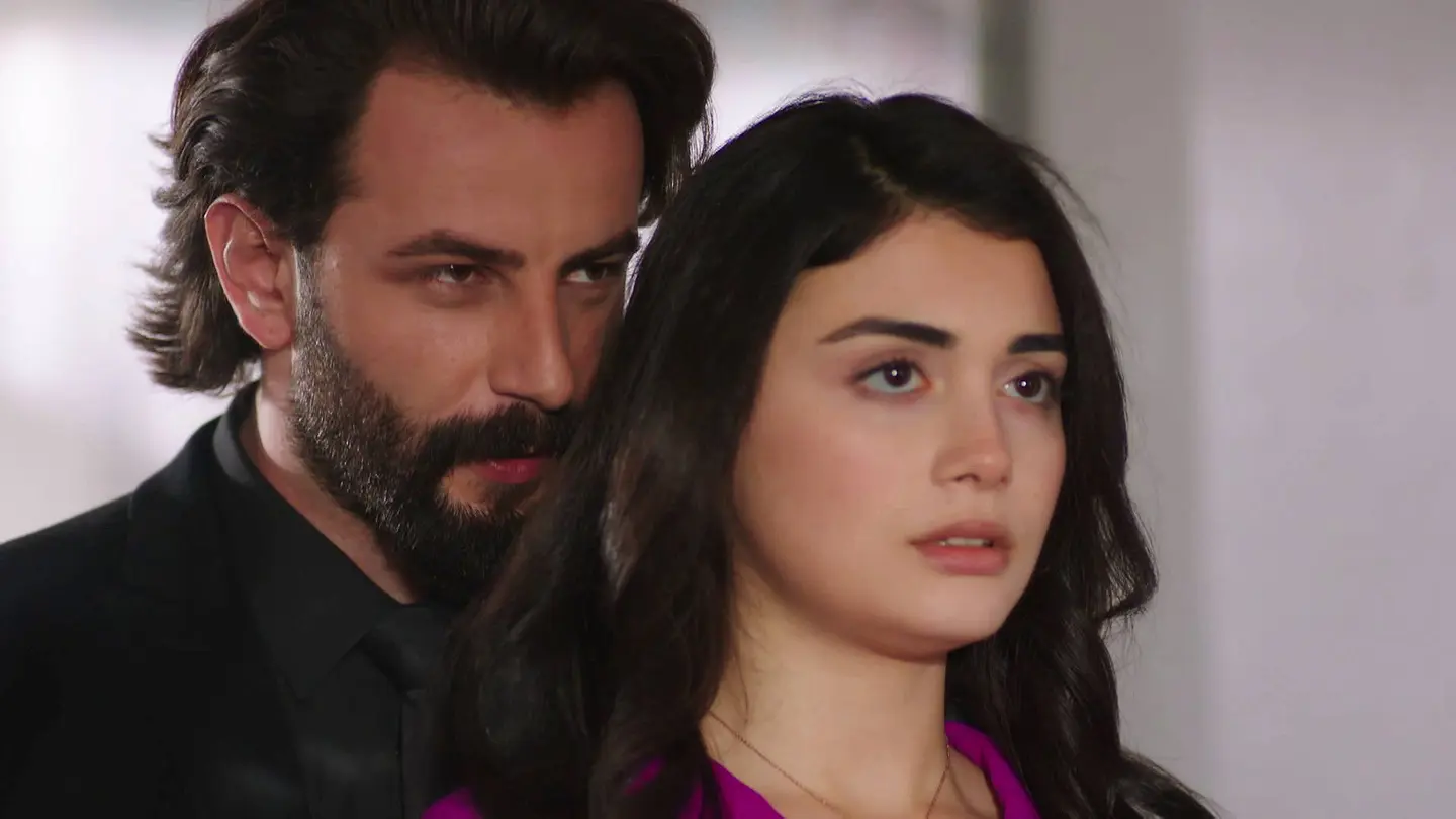 Emir se muestra muy atento con Reyhan Emir se muestra muy atento con Reyhan