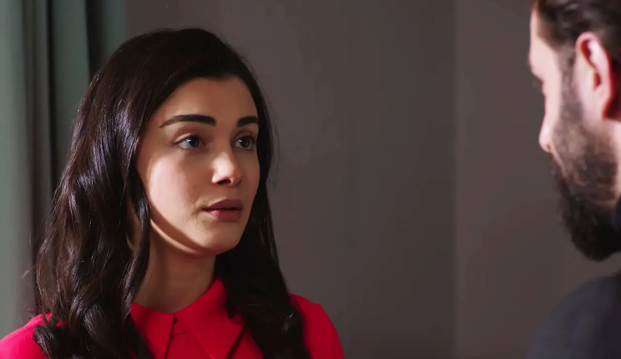 Reyhan regresa a la mansión y planta cara a Emir y a su suegra