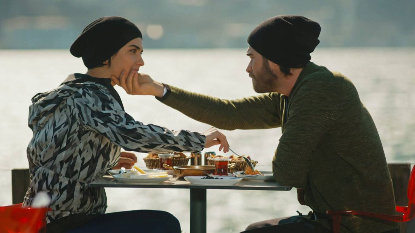 Cesur y Sühan disfrutan de un desayuno junto al mar 